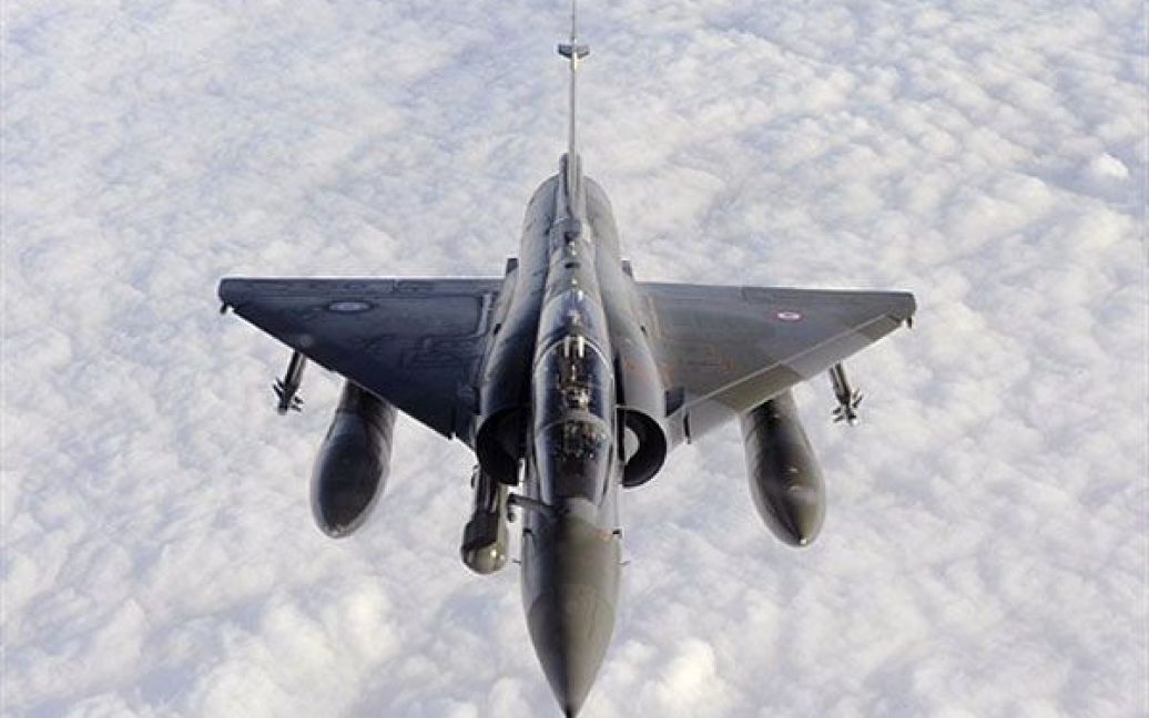 Французький винищувач Mirage 2000 з військово-повітряної бази Істр наближається у повітрі до танкера-заправника Boeing C-135 під час операції над Середземним морем. / © AFP