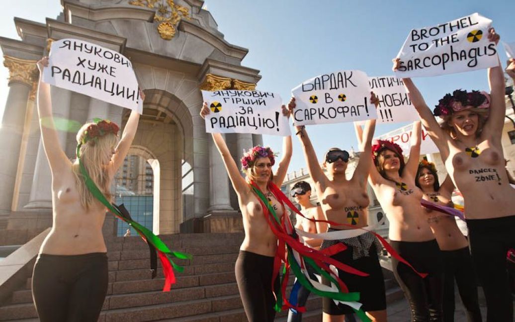 Жіночий рух FEMEN провів акцію до відкриття Міжнародного форуму, присвяченого 25-річчю Чорнобильської трагедії. / © femen.livejournal.com