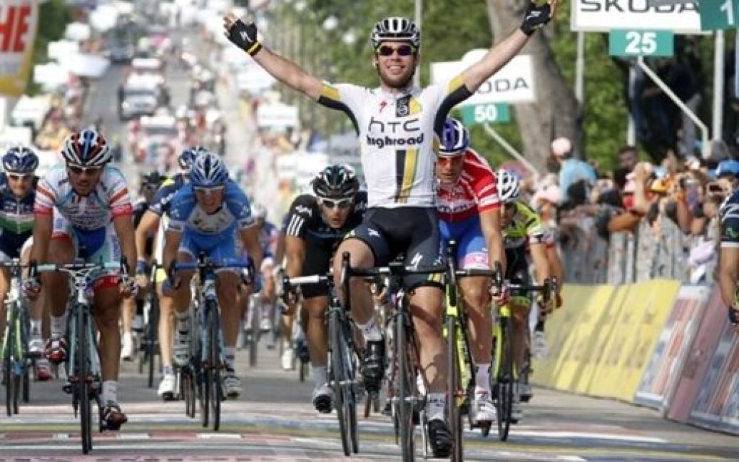 Італія, Терамо. Британський спортсмен Марк Кавендіш перетинає фінішну лінію. Він став переможцем 10-го етапу велопробігу Giro d&#039;Italia з Термолі в Терамо. / © AFP