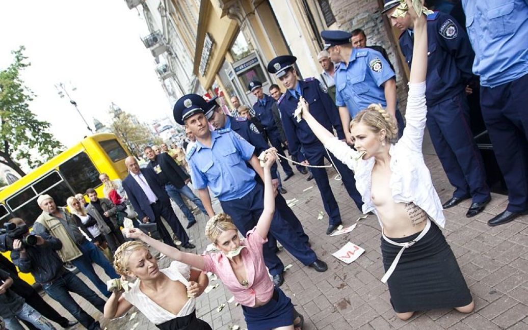 Активістки руху FEMEN в образі Юлії Тимошенко спробували "викупити" екс-міністра Юрія Луценка. / © 