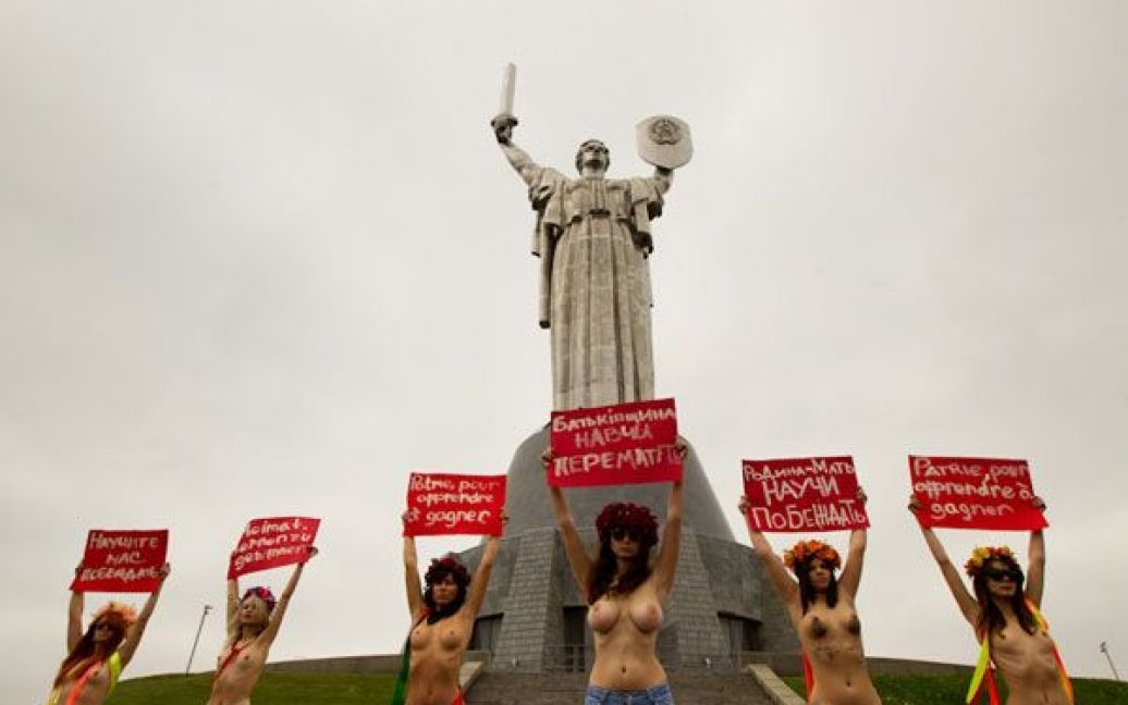 Жіночий рух FEMEN присвятив Дню Перемоги топлес-акцію "Батьківщина-мати, навчи перемагати!" / © Жіночий рух FEMEN