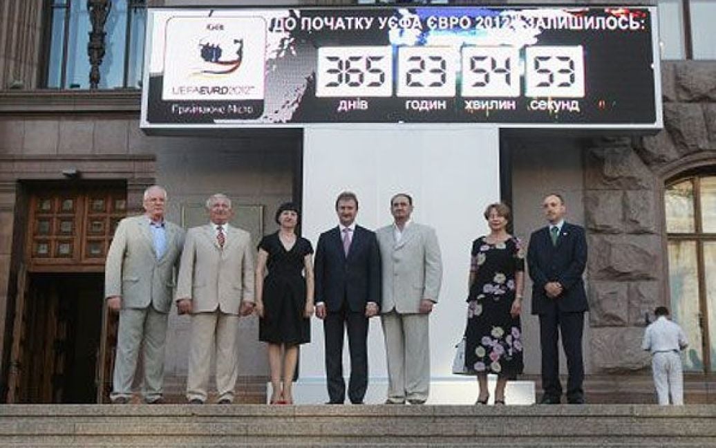 В Києві відбулось відкриття годинника зворотнього відліку часу до Євро-2012 біля будівлі КМДА. / © УНІАН
