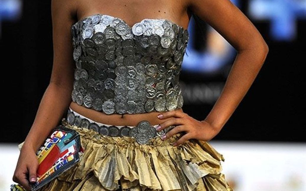 Колумбія, Калі. Модель демонструє сукню з перероблених матеріалів під час модного показу Ecofashion 2011 у Калі. / © AFP
