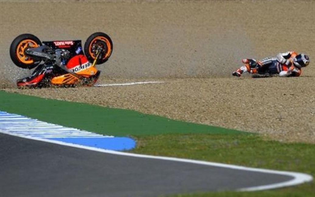 Іспанія, Херес. Італійський гонщик команди Repsol Honda Андреа Довізіосо потрапив у аварію під час першого тренування сесії MotoGP. / © AFP