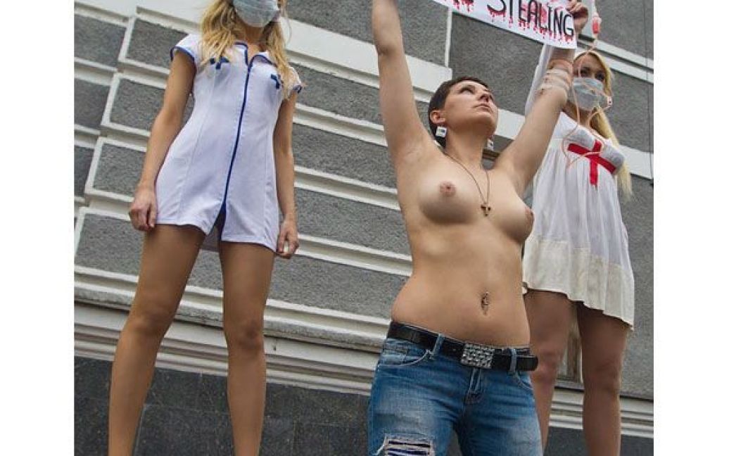 Активістки руху FEMEN влаштували акцію протесту перед будівлею Міністерства охорони здоров&rsquo;я України. / © Жіночий рух FEMEN