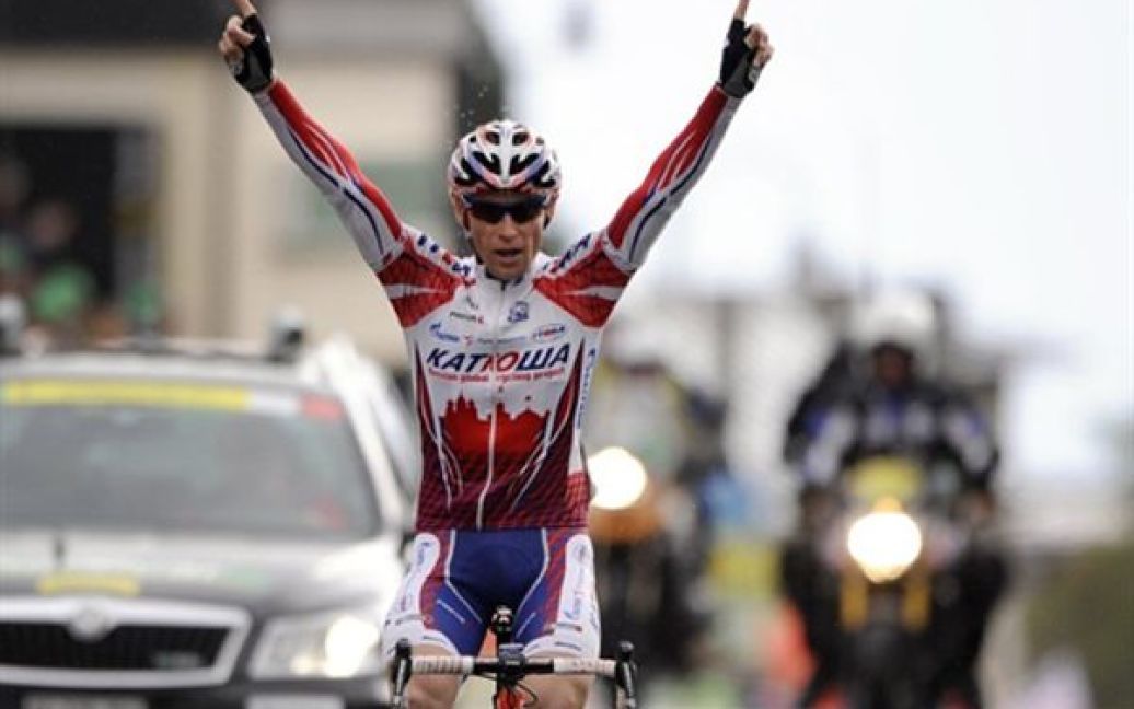 Швейцарія, Лейсін. Російський велосипедист Павло Брутт святкує свою перемогу у першому етапі Туру Романдії. / © AFP