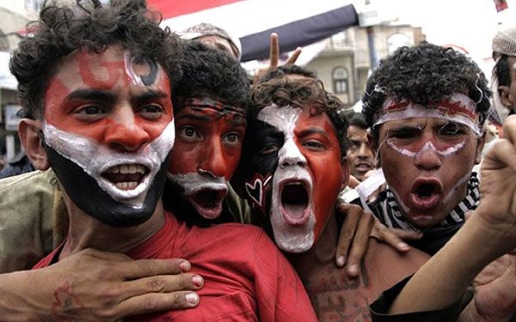 Ємен, Сана. Люди із пофарбованими у національні кольори обличчями беруть участь у антиурядовій акції протесту з вимогою відставки президента Ємену Алі Абдалли Салеха у Сані. / © AFP
