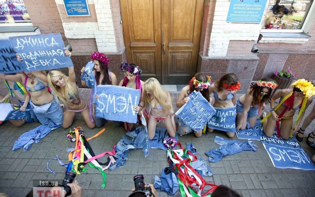 Жіночий рух FEMEN провів акцію "Геть джинсу!", присвячену Дню журналістики. / © 