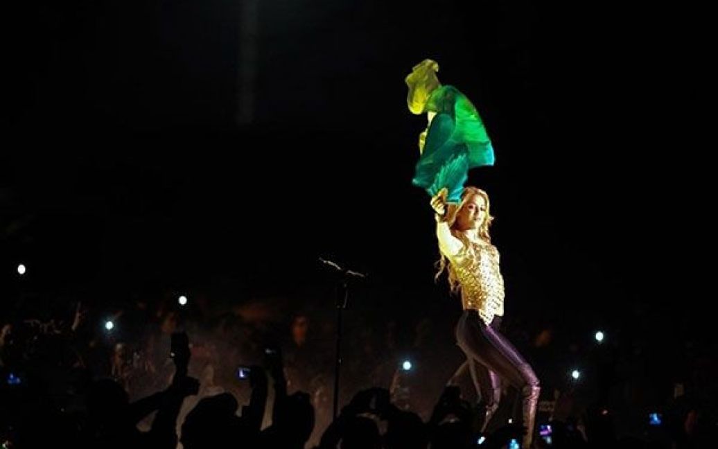 Венесуела, Каракас. Колумбійська поп-співачка Шакіра виступає у Каракасі під час світового туру на підтримку свого останнього альбому "Sale el Sol". / © AFP