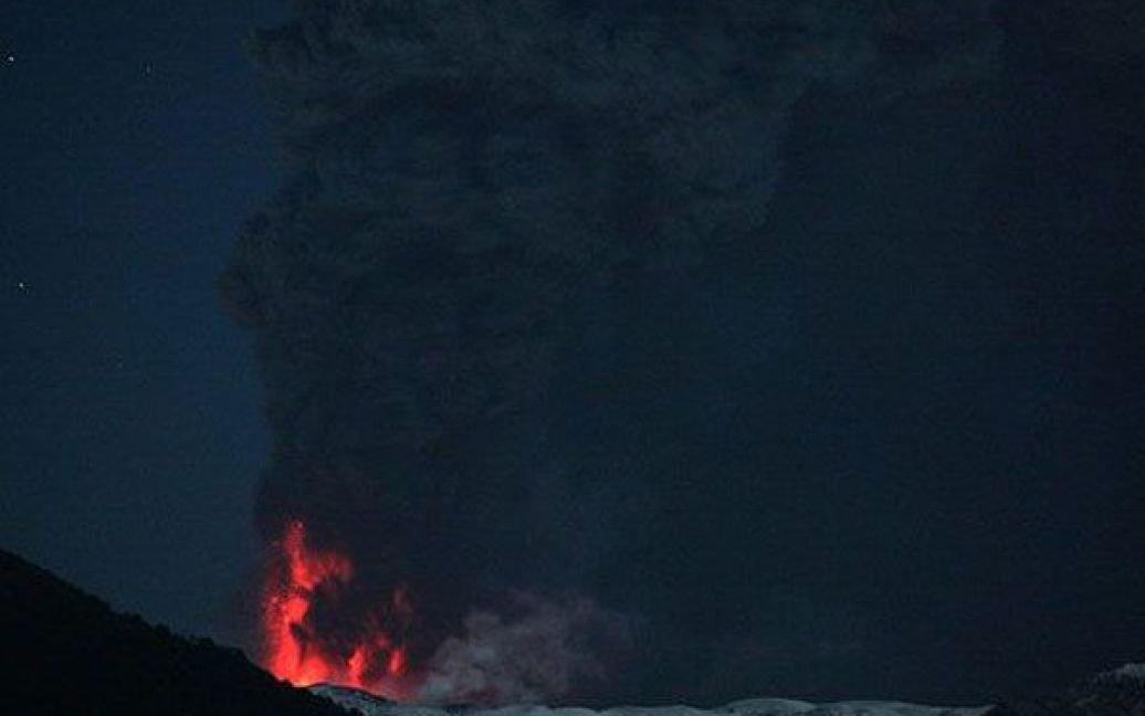 Чилі, Осорно. Хмари попелу піднімаються над вулканом Пуєуе поблизу міста Осорно в Чилі. Через вулканічний попіл по всій Південній Америці і Австралії виникли затримки авіарейсів, тисячі мандрівників застрягли в аеропортах. / © AFP