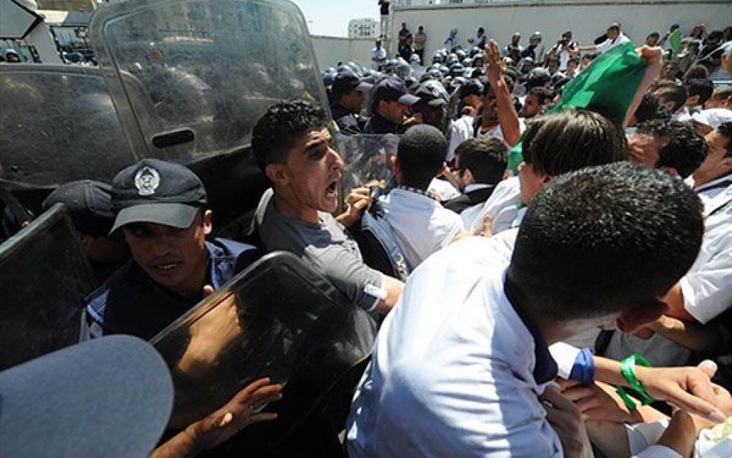 Алжир, Алжир. В Алжирі відбулись зіткнення між поліцією та демонстрантами, які вийшли на вулиці, вимагаючи політичних змін. / © AFP