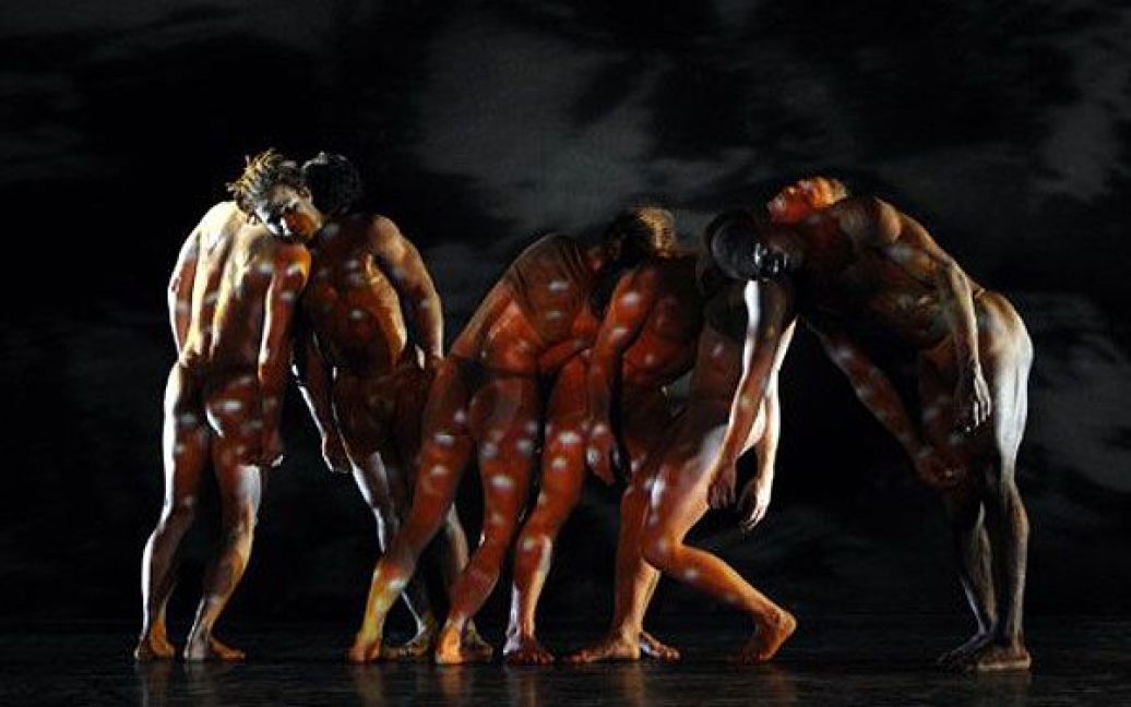 США, Нью-Йорк. Танцюристи з групи "Pilobolus" виступають із новим шоу "Корокоро" в театрі Джойс в Нью-Йорку. / © AFP