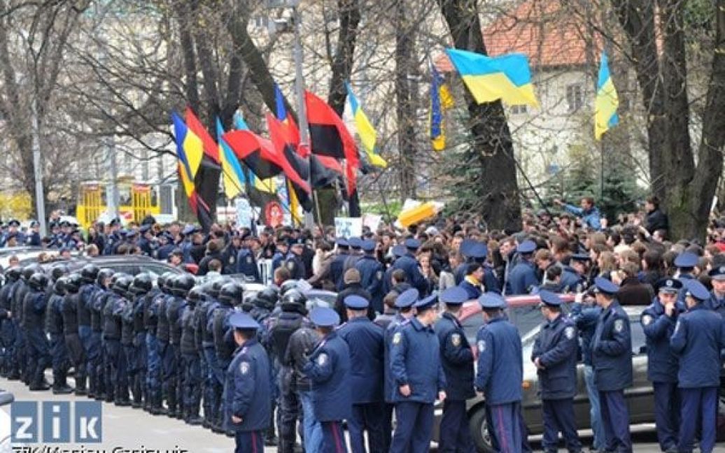 Близько двох тисяч студентів у Львові провели акцію протесту "Проти деградації освіти" / © zik.com.ua