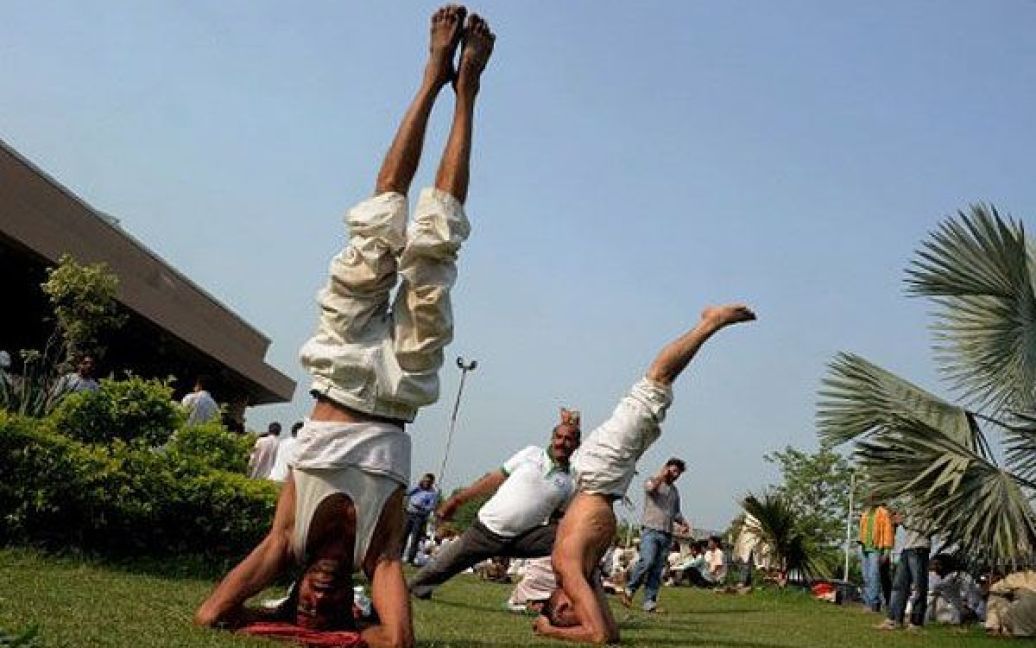 Індія, Харідвар. Прихильники індійського духовного гуру Баби Рамдева виконують вправи йоги під час фестивалю Pitanjali Yogpeeth в Харідварі. / © AFP