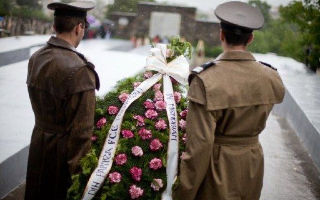 Румунія, Ясси. Румунські військові покладають квіти під час церемонії в пам&#039;ять про 70-річчя погрому міста Ясси на  єврейському кладовищі. Близько 15 тисяч євреїв з 45 тисяч, що мешкали в місті Ясси, були вбиті влітку 1941 року. / © AFP