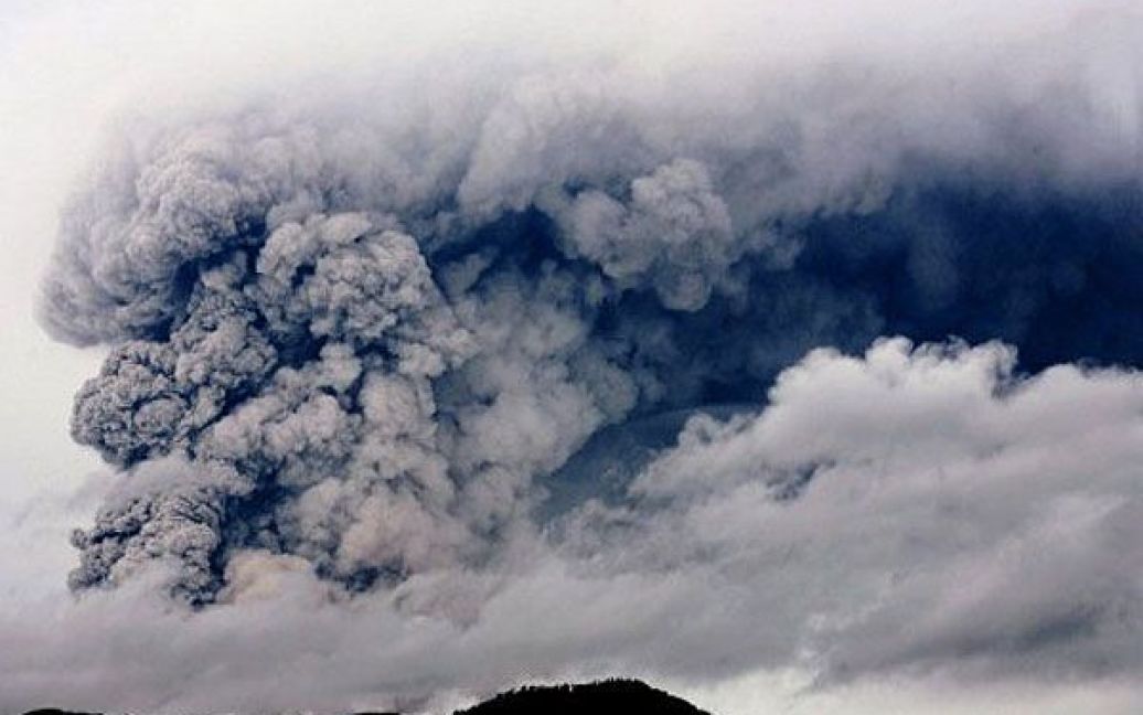 Чилі, Осорно. Хмара попелу піднімається над вулканом Пуєуе, який продовжує вивергатись. Через вулканічний попіл було затримано сотні авіарейсів у Південній Америці і Австралії/ / © AFP