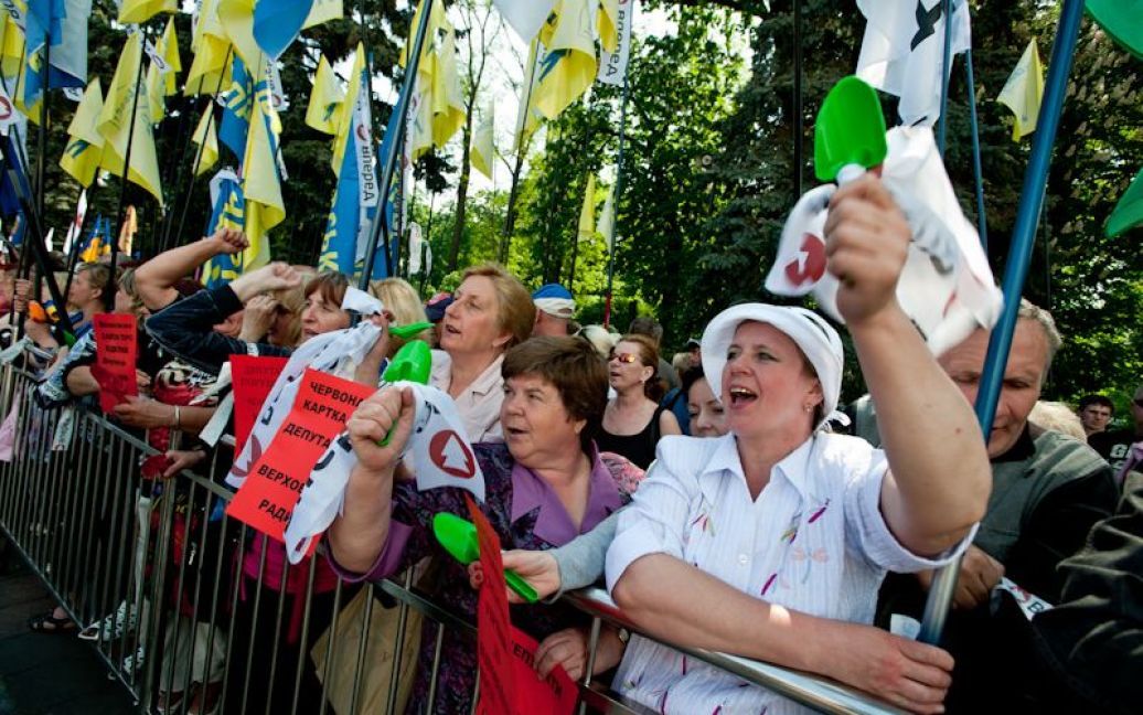 У Весняному марші протесту, який організувала опозиція біля Верховної ради беруть участь близько 3500 тисяч осіб. / © Євген Малолєтка/ТСН.ua