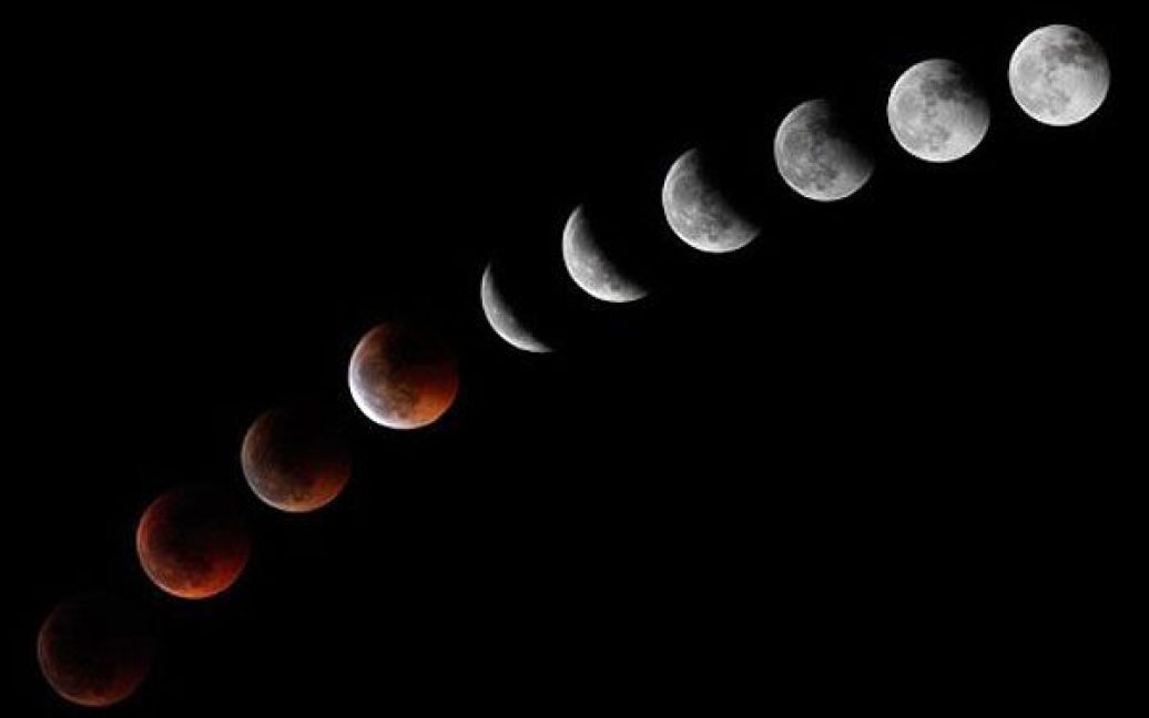 Іспанія. Комбінація з 10 фотографій показує Місяць під час першого у 2011 році повного місячного затемнення, яке можна було спостерігати в Європі, Африці, Центральній Азії та Австралії. Це місячне затемнення стало найдовшим за останні 11 років і тривало майже 100 хвилин. / © AFP