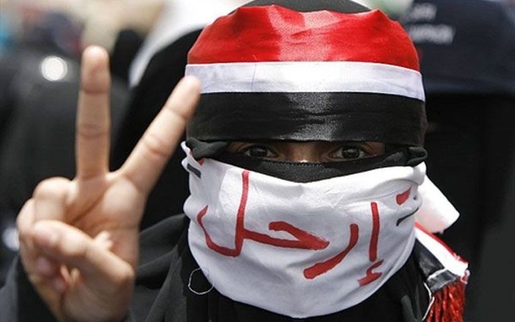 Ємен, Сана. Єменський антиурядовий мітингувальник показує знак перемоги під час демонстрації з вимогою відставки президент Ємену Алі Абдалли Салеха в Сані. / © AFP
