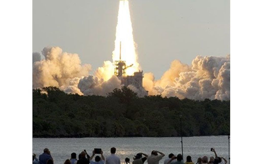 США, космічний центр Кеннеді. Космічний корабель "Індевор" стартує з космічного центру Кеннеді у Флориді. "Індевор" стартував до МКС, виконуючи свій передостанній політ. / © AFP