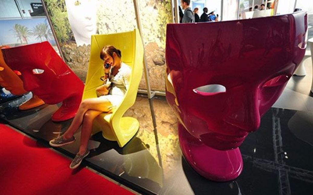 Італія, Ро. Відвідувач виставки сидить у кріслі під час відкриття 50-ої Міланської міжнародної виставки-ярмарку меблів у місті Ро, в якій беруть участь більше 2000 експонентів. / © AFP