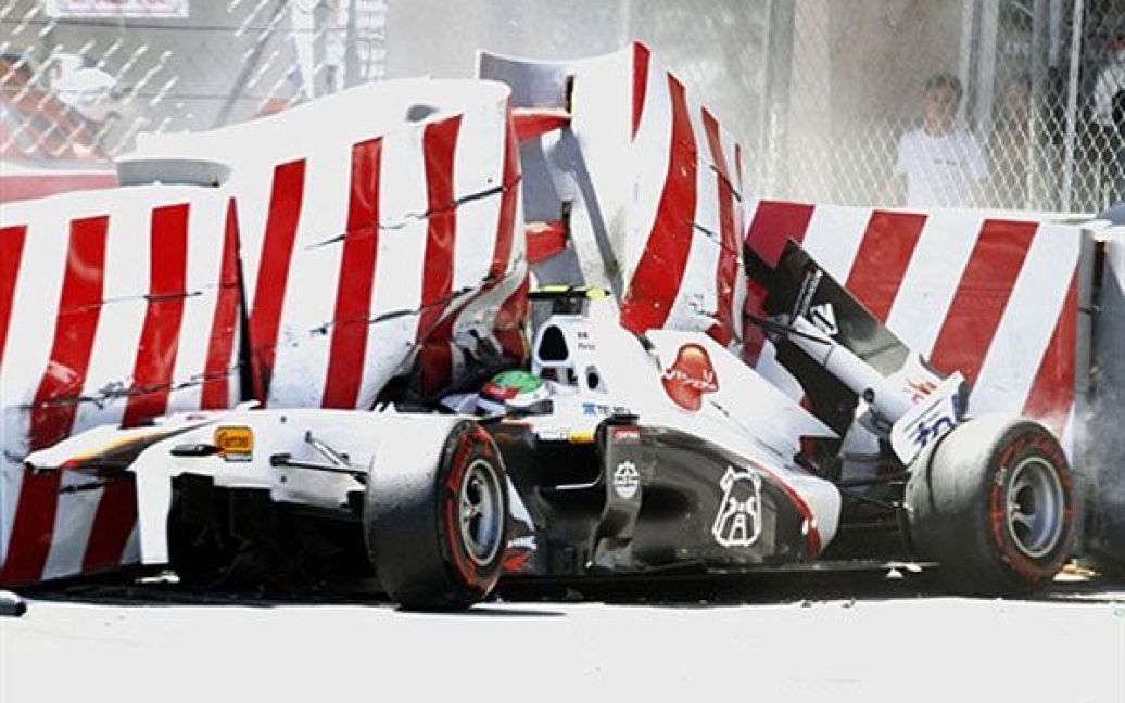 Монако. Мексиканській гонщик команди "Sauber" Серхіо Перес врізався у захисний бар&#039;єр під час кваліфікаційного заїзду Формули-1 на трасі Монако у Монте-Карло. 21-річний водій з Гвадалахари не впорався з керуванням на швидкості 265 км/год. / © AFP