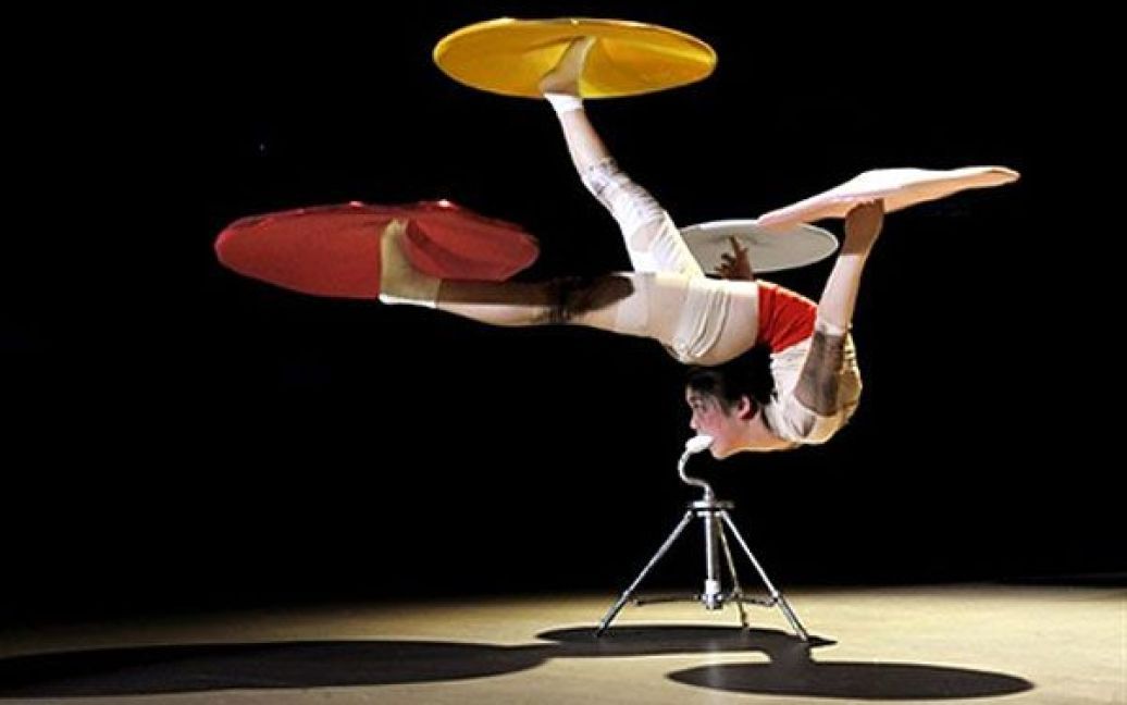 Австралія, Мельбурн. Артистка Лі Лінлін демонструє свою гнучкість під час виступу китайської циркової трупи Нанкін і студентів Національного інституту циркового мистецтва у Мельбурні. / © AFP