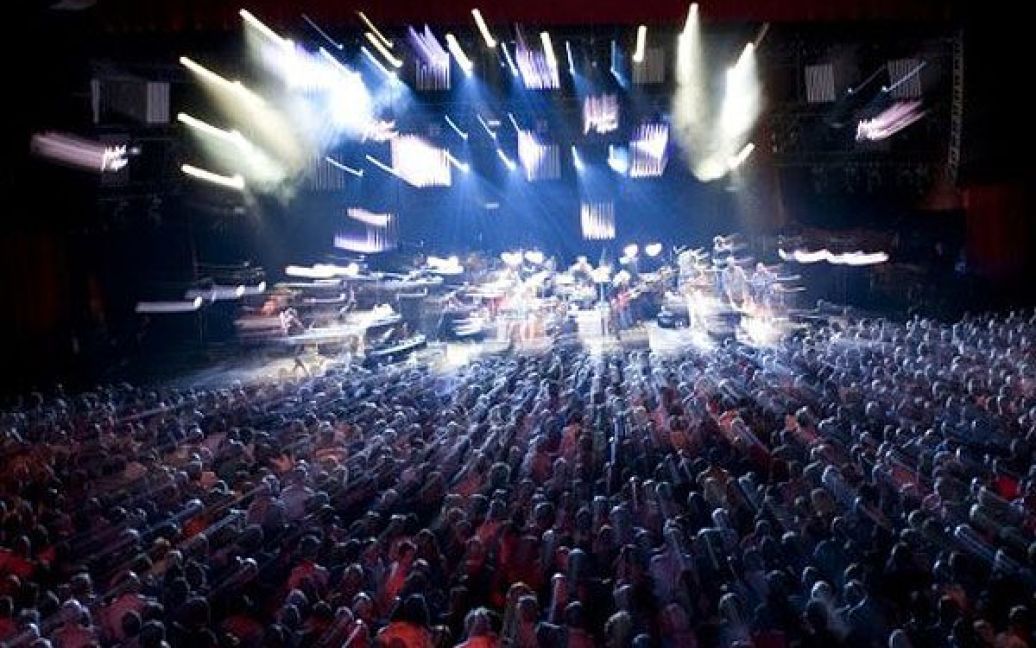 Швейцарія, Монтре. Глядачі відвідують концерт, яким на сцені "Аудиторія Стравінського" відкрився 45-ий Фестиваль джазу в Монтре. / © AFP