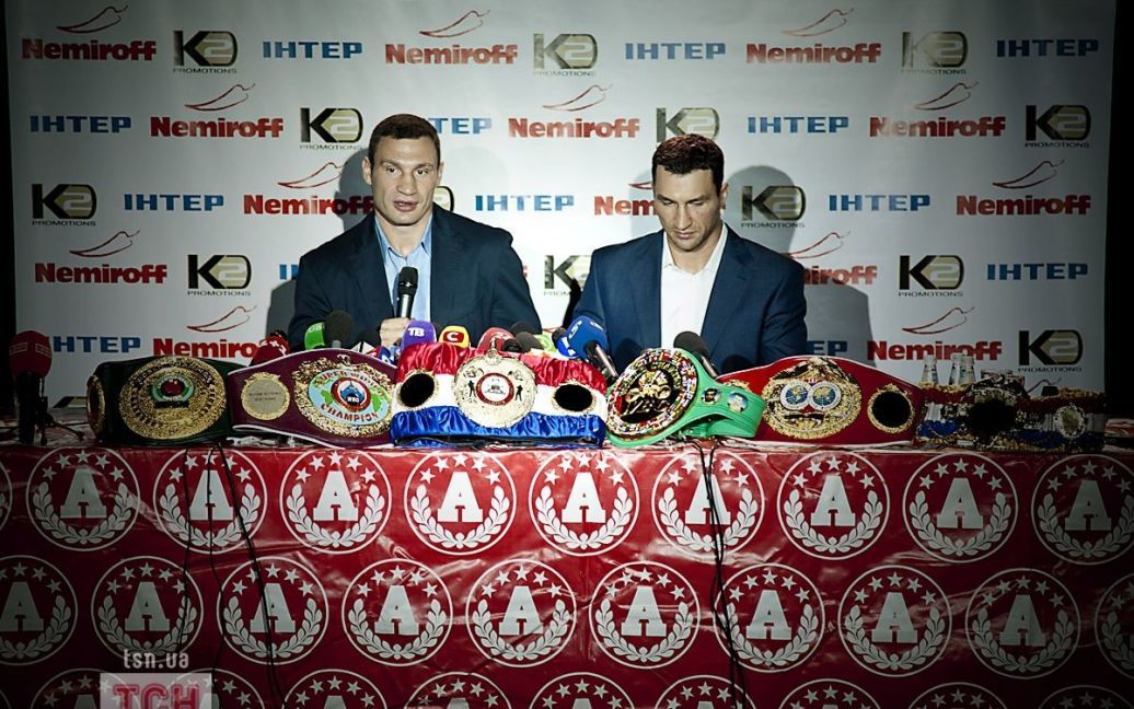 Брати клички привезли в Україну всі найпрестижніші пояси чемпіонів світу з боксу. / © 