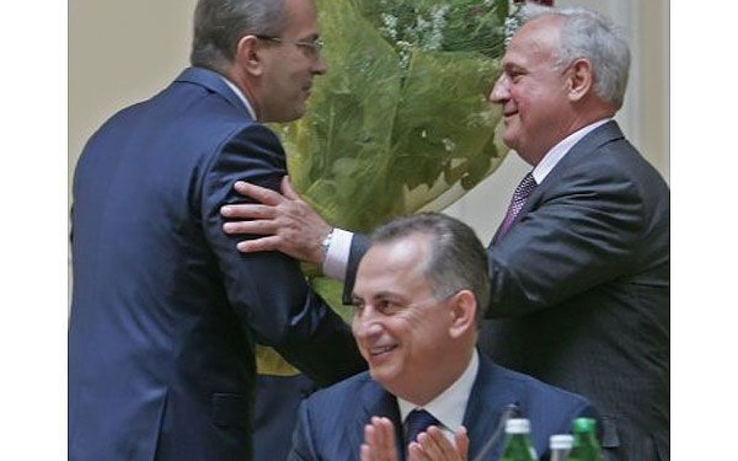 Перший віце-прем&#039;єр-міністр України - міністр економічного розвитку і торгівлі України Андрій Клюєв привітав нового міністра регіонального розвитку, будівництва та ЖКГ Анатолія Близнюка / © УНІАН