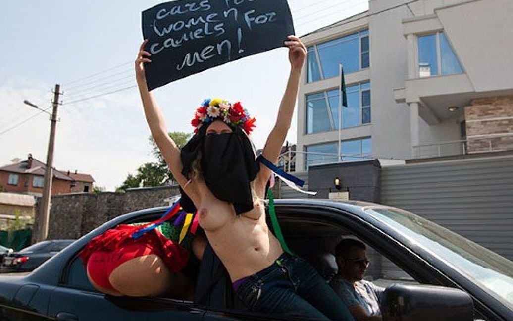 Кортеж протесту з топлес-активістками руху FEMEN заблокував посольство Саудівської Аравії на знак солідарності з жінками, яким заборонили сідати за кермо автомобіля. / © Жіночий рух FEMEN