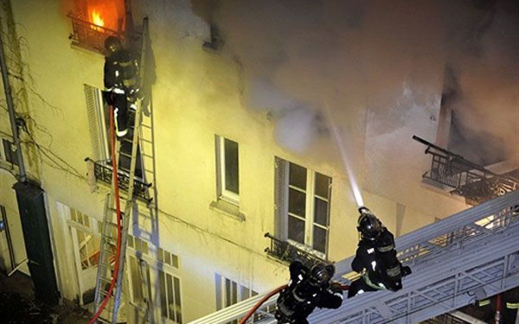 Франція, Париж. Пожежні гасять вогонь, який спалахнув у житловому будинку. В результаті пожежі, загинули п&#039;ятеро осіб, десятки отримали поранення. Чотири людини загинули після невдалого стрибка з вікна, коли рятувались від пожежі. Фото AFP/PASCAL BURNER/POMPIERS DE PARIS / © AFP