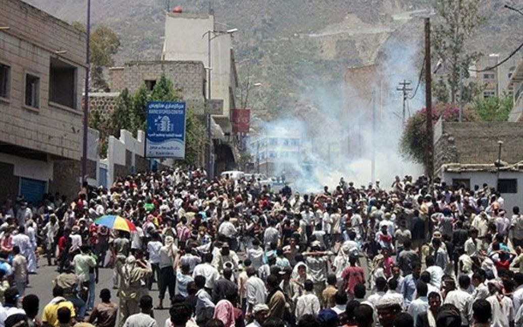 Ємен, Таїз. Єменські антиурядові демонстранти беруть участь в акції протесту в місті Таїз, під час якої поліцейські застрелили двох мітингувальників. / © AFP