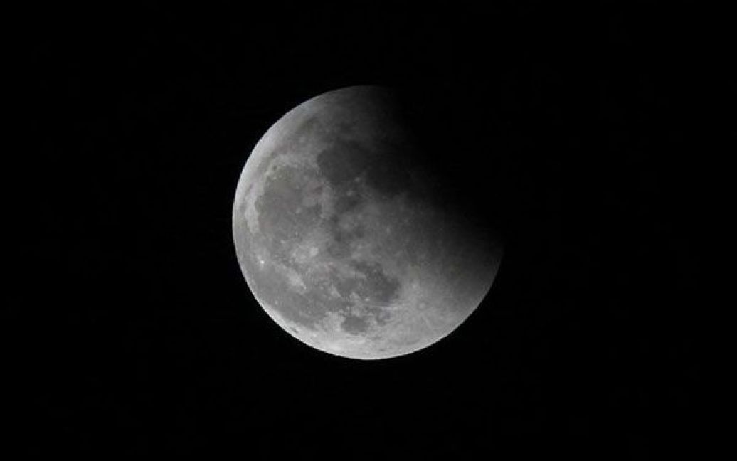 Перше повне місячне затемнення 2011 року стало рекордним, найдовшим за майже 11 років - Місяць був повністю закритий тінню близько 100 хвилин. / © AFP