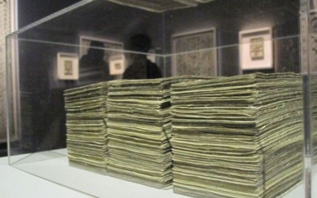 Нерозрізані аркуші банкнот майстру поставляють прямо з Монетного двору США. / © 
