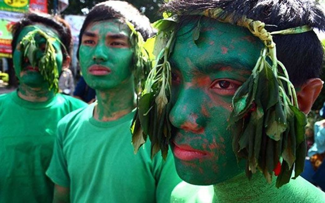 Індонезія, Маланг. Індонезійці беруть участь у акції протесту проти вирубки лісів, яку влаштували на честь Дня Землі у Малангу. Індонезія є найбільшим у світі "викидачем" парникових газів. / © AFP