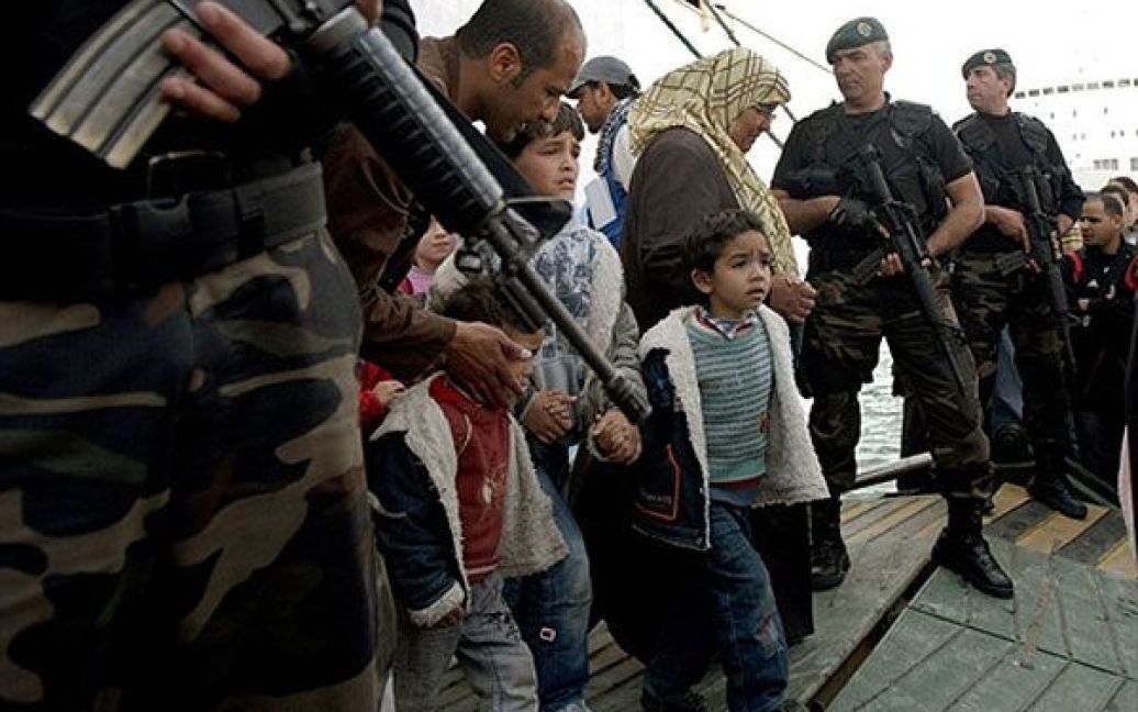 Лівійська Арабська Джамахірія, Бенгазі. Турецькі солдати стоять на варті, доки лівійці, евакуйовані з обложеного міста Місрата, сходять з турецького корабля "Анкара" в порту Бенгазі. Принаймні 1400 осіб втекли з Місрати, де тривають запеклі бої між повстанцями та військами Муаммара Каддафі. / © AFP