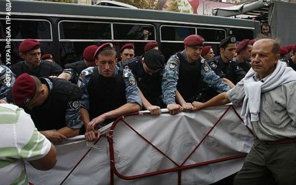 Близько 20 автобусів з правоохоронцями поставили вздовж Хрещатика. / © Українська правда