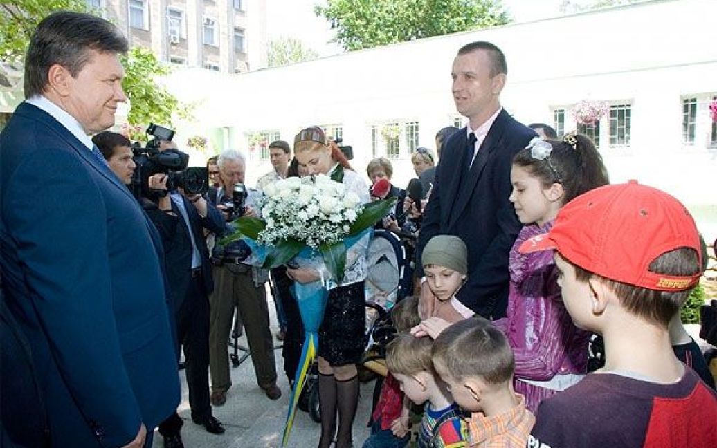 Президент побажав цій родині сімейного щастя та подарував дітям солодощі й фрукти. / © President.gov.ua