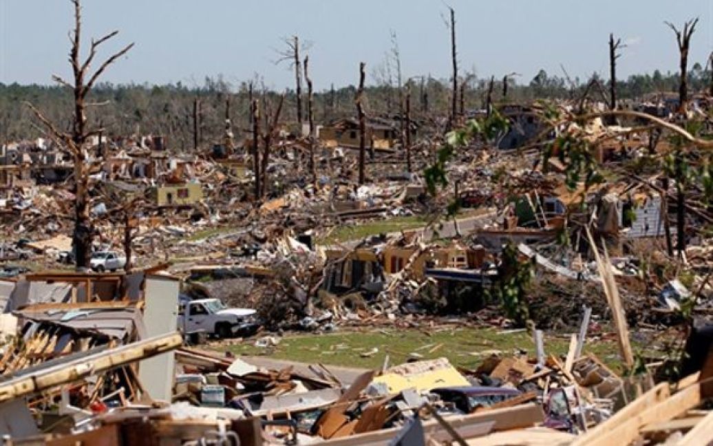 США, Пратт. Пейзаж зруйнованого торнадо міста Пратт, штат Алабама. Внаслідок торнадо в Алабамі, одному з 6 штатів, що постраждали найбільше, загинули щонайменше 300 людей. / © AFP