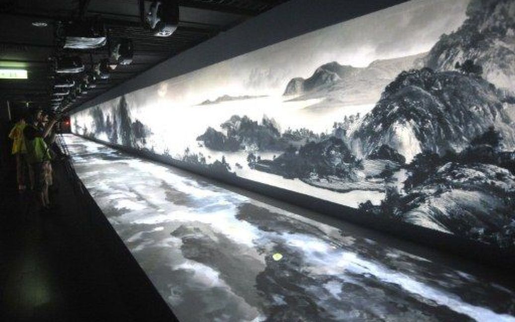 Тайвань, Тайбей. Відвідувачі роздивляються 600-річну китайську картину "Житло на горі Фучун", виставлену в Національному музеї Тайбея. Найвідоміша китайська стародавня картина, розірвана на дві частини у 17 столітті, була вперше за 360 років показана в Тайвані у повному обсязі. / © AFP