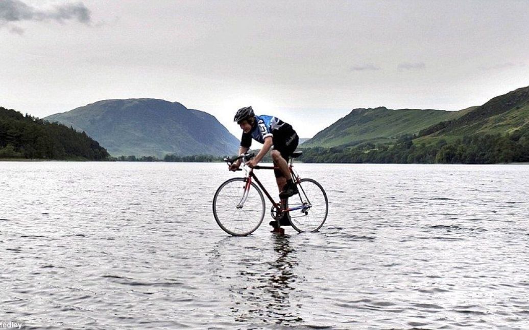 Британський підліток проїхався по озеру на велосипеді / © The Daily Mail