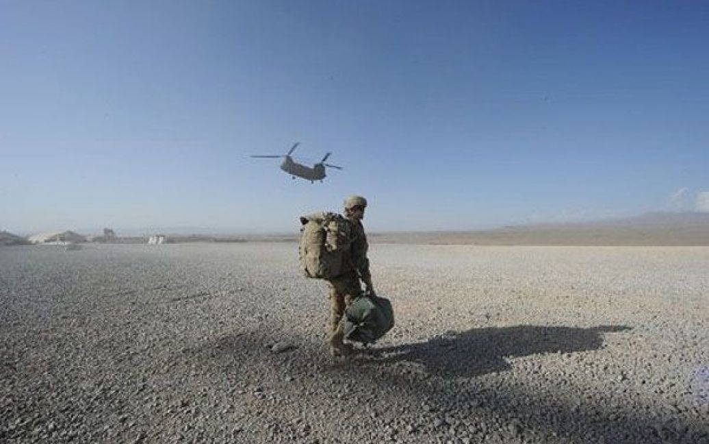 Афганістан, Шарано. Американський солдат йде до вертоліта Chinook, який сідає на передовій оперативній базі (FOB) Шарано в провінції Пактіка. В країні триває процес передачі контролю від іноземців афганським силам безпеки. / © AFP