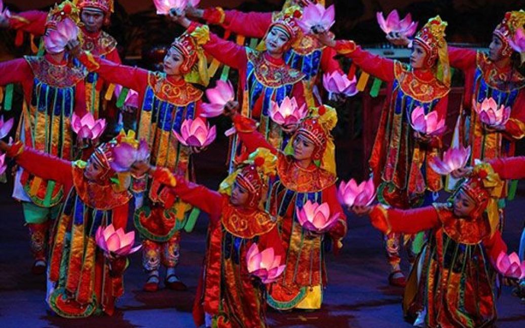 В&#039;єтнам, Ханой. Танцівниці виконують танець колишньої королівської династії Нгуен під час відкриття сесії 44-го щорічної наради АБР у Ханої. / © AFP