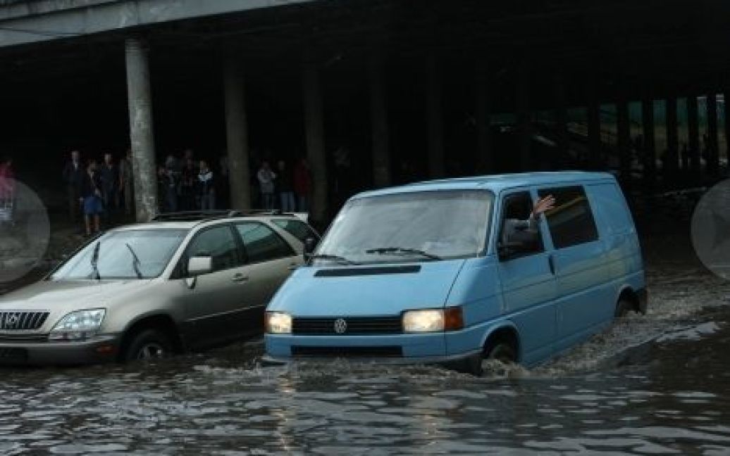 У Києві через сильні зливи було затоплено кілька вулиць, на дорогах маршрутки плавали по вікна у воді. / © Сегодня