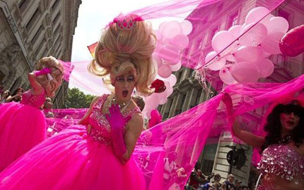 Великобританія, Лондон. Учасники щорічного Лондонського гей-параду в яскравих костюмах провели в центрі міста святковий марш. / © AFP