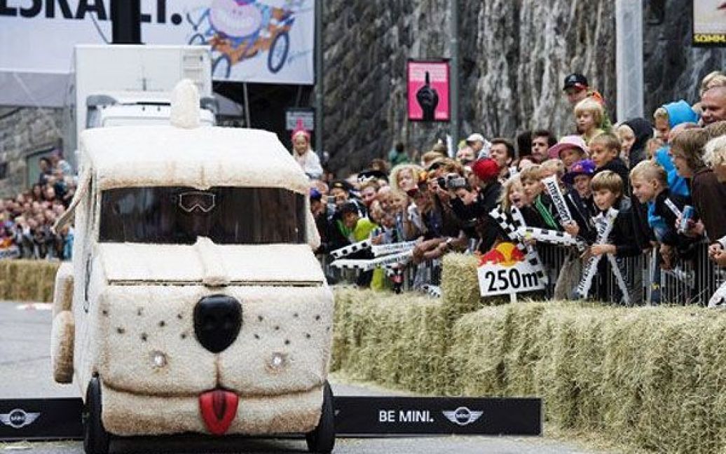 В Стокгольмі провели перегони на саморобних "мильницях" Stockholm Red Bull Soapbox 2011. / © AFP