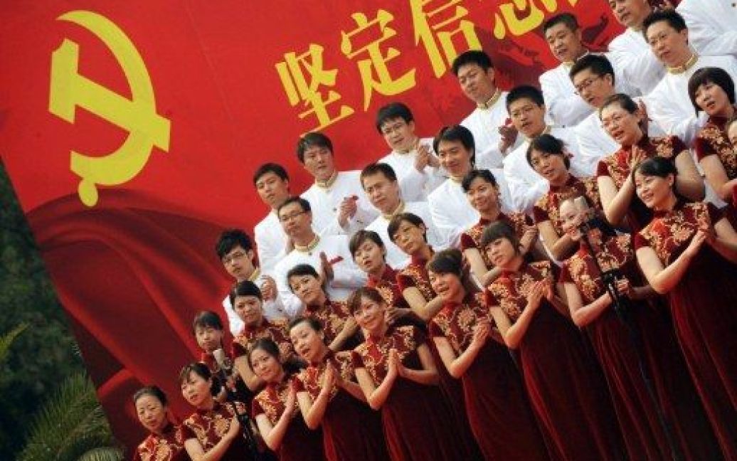 Китай, Пекін. Співаки виступають в Діта парку в Пекіні під час підготовки до святкування 90-річчя комуністичної партії Китаю. Чисельність правлячої комуністичної партії Китаю у 2010 році перевищила 80 мільйонів осіб. / © AFP