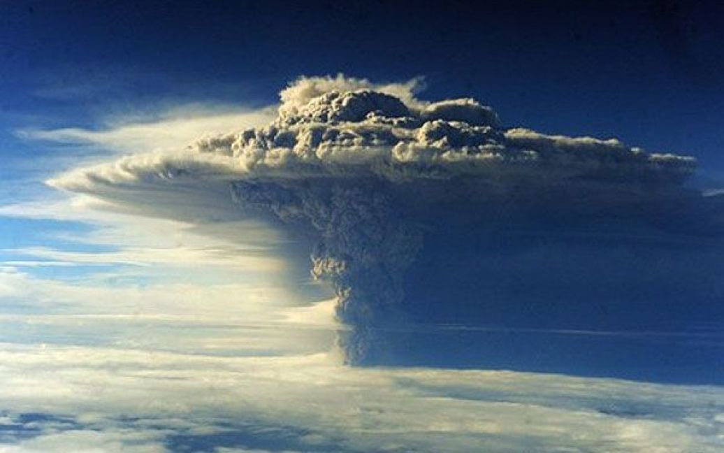 Чилі. Хмара попелу піднімається над вулканом Пуєує (Puyehue) на півдні Чилі. Вулкан почав вивергатись вперше за останні 50 років, 3500 осіб були евакуйовані, а хмари попелу досягли Аргентини. / © AFP