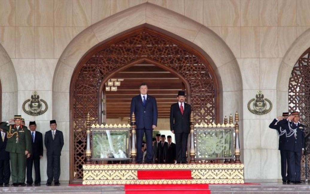 Президент Віктор Янукович відвідав Бруней, де зустрівся із султаном Брунею Даруссалам Хассаналом Болкіяхом. / © Офіційний сайт Президента України